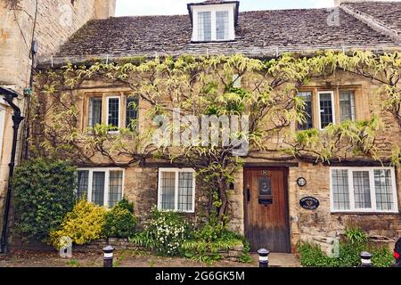 Graziosa casa di pietra di Cotswold, Church Street, Burford, Oxfordshire Foto Stock