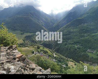 Vista dai resti del castello di Villa-Challand in Valle d'Aosta nelle Alpi del Nord Italia Foto Stock