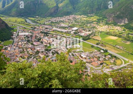 Il piccolo borgo di Verres in Valle d'Aosta in Nord Italia visto dall'alto in montagna nel sentiero per il Monte Rosa Foto Stock