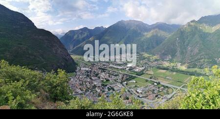 Il piccolo borgo di Verres in Valle d'Aosta in Nord Italia visto dall'alto in montagna nel sentiero per il Monte Rosa Foto Stock