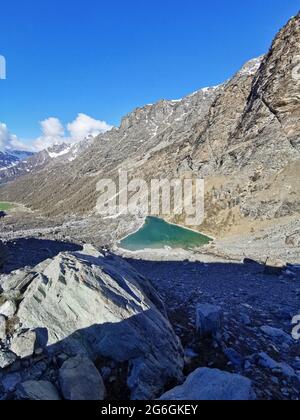 Vista panoramica del lago Blu e della Valle Ayas nell'alta Via del Monte Rosa vicino a Champoluc nelle Alpi italiane Foto Stock