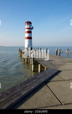 Faro al lago Neusiedl in bella giornata di sole e cielo blu. Meraviglioso panorama sul mare. Neusiedler See, Burgenland, Austria. Foto Stock