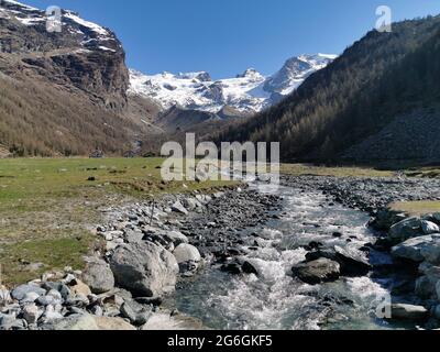 I piani di Verra inferiore un'area pianistica a metà strada dalla vetta del Monte Rosa nel nord Italia in Val d'Ayas, Aosta Foto Stock