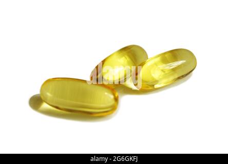 Supplemento Omega 3. Capsule di olio di pesce isolate su sfondo bianco. Pharmacy industry.Pharmaceuticals pillole sano stile di vita e concetto di salute. Foto Stock