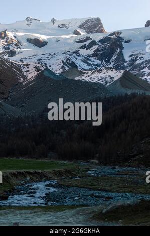 I piani di Verra inferiore un'area pianistica a metà strada dalla vetta del Monte Rosa nel nord Italia in Val d'Ayas, Aosta Foto Stock