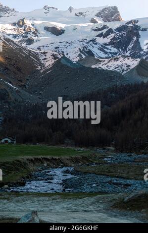 I piani di Verra inferiore un'area pianistica a metà strada dalla vetta del Monte Rosa nel nord Italia in Val d'Ayas, Aosta Foto Stock