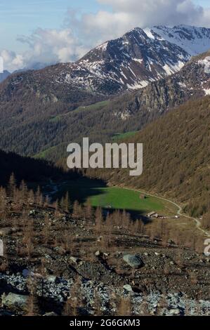 La valle di Ayas e i piani di Verra inferiore visti dal punto di vista alto del lago blu sul Monte Rosa nel nord Italia vicino Aosta Foto Stock