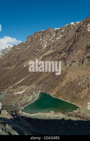 Vista panoramica del lago Blu e della Valle Ayas nell'alta Via del Monte Rosa vicino a Champoluc nelle Alpi italiane Foto Stock