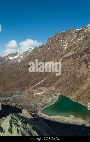 Vista panoramica del lago Blu e della Valle Ayas nell'alta Via del Monte Rosa vicino a Champoluc nelle Alpi italiane Foto Stock