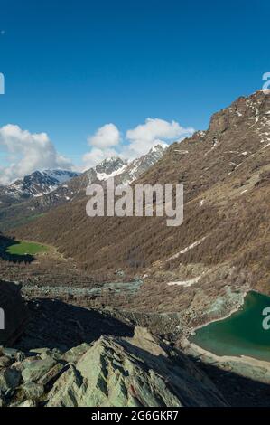 Vista panoramica del lago Blu e della Valle Ayas nell'alta Via del Monte Rosa vicino a Champoluc nelle Alpi italiane Foto Stock