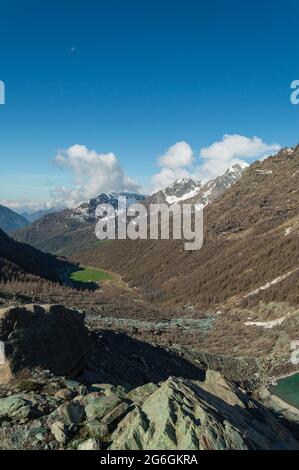 Vista panoramica del lago Blu e della Valle Ayas nell'alta Via del Monte Rosa vicino a Champoluc nelle Alpi italiane Foto Stock