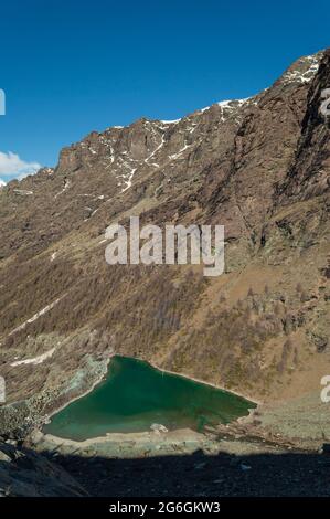 Vista panoramica del lago Blu e della Valle Ayas nell'alta Via del Monte Rosa vicino a Champoluc nelle Alpi italiane Foto Stock