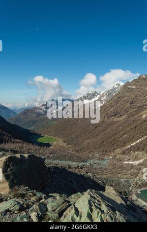 Vista panoramica del lago Blu e della Valle Ayas nell'alta Via del Monte Rosa vicino a Champoluc nelle Alpi italiane Foto Stock