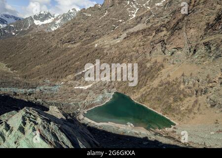 Vista panoramica del lago Blu e della Valle Ayas nell'alta Via del Monte Rosa vicino a Champoluc nelle Alpi italiane Foto Stock