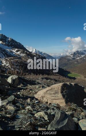 La valle di Ayas e i piani di Verra inferiore visti dal punto di vista alto del lago blu sul Monte Rosa nel nord Italia vicino Aosta Foto Stock