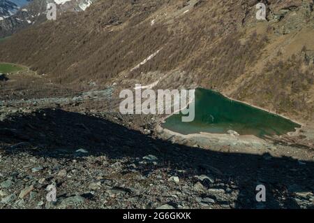 Vista panoramica del lago Blu e della Valle Ayas nell'alta Via del Monte Rosa vicino a Champoluc nelle Alpi italiane Foto Stock