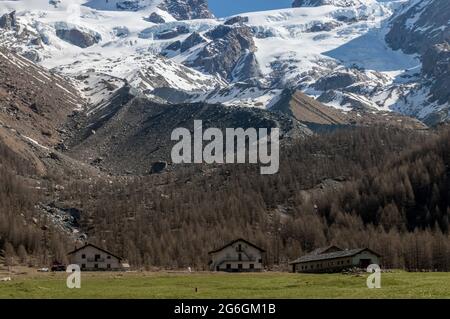 I piani di Verra inferiore un'area pianistica a metà strada dalla vetta del Monte Rosa nel nord Italia in Val d'Ayas, Aosta Foto Stock