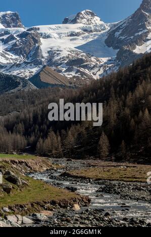 I piani di Verra inferiore un'area pianistica a metà strada dalla vetta del Monte Rosa nel nord Italia in Val d'Ayas, Aosta Foto Stock