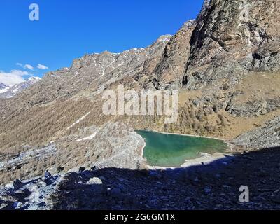 Vista panoramica del lago Blu e della Valle Ayas nell'alta Via del Monte Rosa vicino a Champoluc nelle Alpi italiane Foto Stock