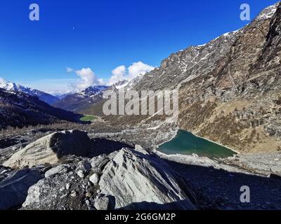 Vista panoramica del lago Blu e della Valle Ayas nell'alta Via del Monte Rosa vicino a Champoluc nelle Alpi italiane Foto Stock