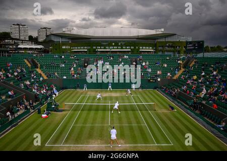 Gli spettatori che osservano l'azione sul campo n°2 come Rohan Bopanna e Sania Mirza giocano contro Jean-Julien Rojer e Andreja Klepac nel terzo round dei Doubles misti mentre le nuvole di pioggia si riuniscono sul Centro Court il giorno otto di Wimbledon all'All England Lawn Tennis and Croquet Club, Wimbledon. Data immagine: Martedì 6 luglio 2021. Foto Stock