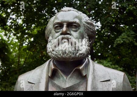 Karl Marx, Denkmal für Karl Marx und Friedrich Engels, von Ludwig Engelhardt, Teil von dem Skulpturenensemble Marx-Engels-Denkmal, Marx-Engels-Forum, Foto Stock