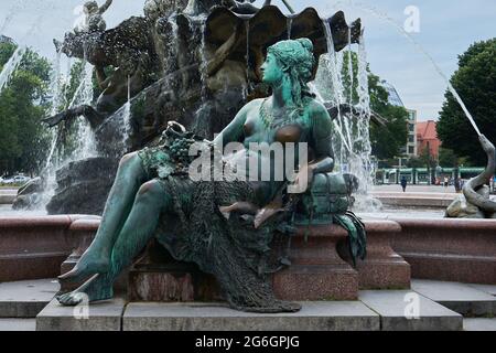 Frauenfigur, verkörpert den Fluss Rhein, Neptunbrunnen, Schlossbrunnen oder Begasbrunnen, von Reinhold Begas, Berlin-Mitte, Berlino, Germania Foto Stock