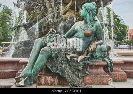 Frauenfigur, verkörpert den Fluss Rhein, Neptunbrunnen, Schlossbrunnen oder Begasbrunnen, von Reinhold Begas, Berlin-Mitte, Berlino, Germania Foto Stock