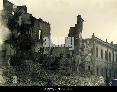 Seconda Guerra Mondiale - napoli italia - centro storico - borgo loreto distrutto dai bombardamenti, napoli, campania, italia 1943 Foto Stock