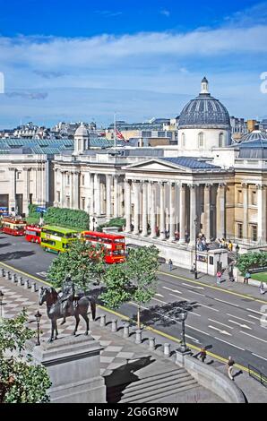 Vista aerea 1997 storico autobus a due piani alla fermata dell'autobus per la National Gallery prima di questa parte di Trafalgar Square Londra è stata pedonata 90 Regno Unito Foto Stock