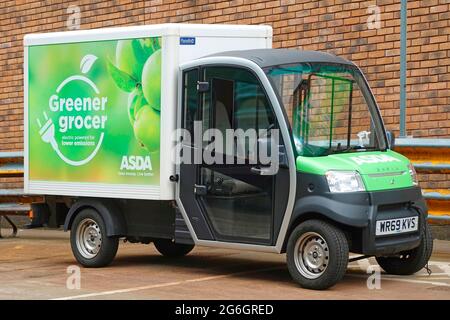 Cavo in elettrico Greener Grocer van al supermercato Asda consegna negozio clicca & Collect ordini online per le località locali a corto raggio Rugby Inghilterra UK Foto Stock