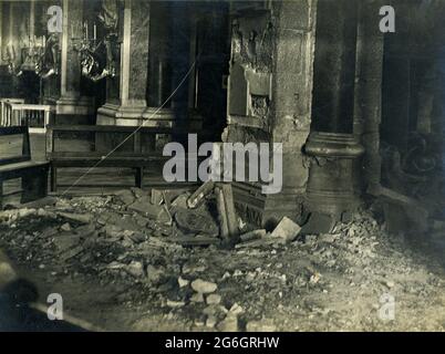 WWII WW2 - napoli italia - centro storico - chiesa nel centro storico distrutta dai bombardamenti, napoli, campania, italia 1943 Foto Stock