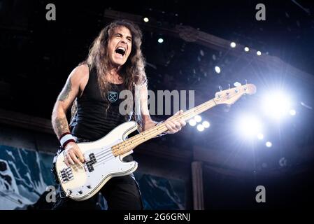 ZURIGO, HALLENSTADION, SVIZZERA: Steve Harris, bassista del gruppo britannico Iron Maiden, si esibisce in diretta sul palco all'Hallenstadion di Zurigo per il tour mondiale "Legacy of Beast" 2018 Foto Stock