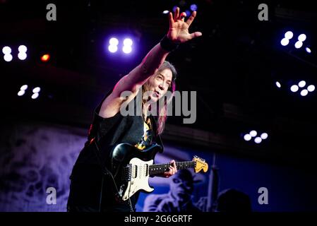 ZURIGO, HALLENSTADION, SVIZZERA: Dave Murray, chitarrista della band inglese Iron Maiden, ha suonato in diretta sul palco dell'Hallenstadion di Zurigo per il tour mondiale "Legacy of Beast" 2018 Foto Stock