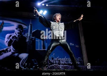 ZURIGO, HALLENSTADION, SVIZZERA: Bruce Dickinson, cantante della band inglese Iron Maiden, ha suonato in diretta sul palco all'Hallenstadion di Zurigo per il tour mondiale "Legacy of Beast" 2018 Foto Stock