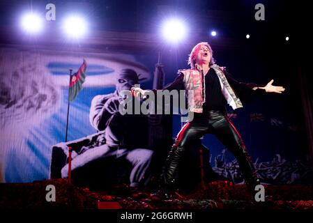 ZURIGO, HALLENSTADION, SVIZZERA: Bruce Dickinson, cantante della band inglese Iron Maiden, ha suonato in diretta sul palco all'Hallenstadion di Zurigo per il tour mondiale "Legacy of Beast" 2018 Foto Stock