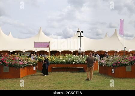 David Austin Roses 'Rainbow Tribute to NHS', Festival of Roses, RHS Hampton Court Palace Garden Festival 2021, 5 luglio 2021, Londra, Inghilterra, Regno Unito Foto Stock