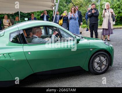 Il test del Principe del Galles guida un'auto alimentata a idrogeno Rasa durante una visita a Riversemplice, un produttore di auto alimentate a idrogeno, a Llandrindod Wells, Powys, come parte di un tour di una settimana del Galles per la settimana del Galles. Data immagine: Martedì 6 luglio 2021. Foto Stock