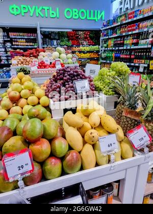 Russia, Omsk, 2 maggio 2021.Shelf con frutta su una fattoria market.Boxes con maturi vari alimenti in negozio di alimentari.Shelf con frutta su supermarket.vegetariano Foto Stock