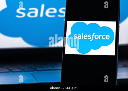 Foto editoriale sul tema Salesforce. Foto illustrativa per notizie su Salesforce, una società americana di software basata su cloud Foto Stock