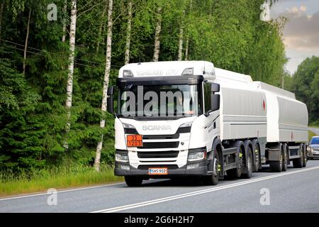 White Scania G500 carro armato T. Rusi Oy trasporta benzina, codice ADR 33-1203, lungo l'autostrada in estate. Salo, Finlandia. 25 giugno 2021. Foto Stock