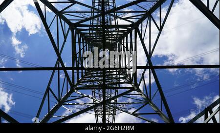 Troisdorf Germania fine maggio 2021 basso angolo di vista di un pilone elettrico in cielo blu e sole luminoso è stato fotografato direttamente verso l'alto Foto Stock