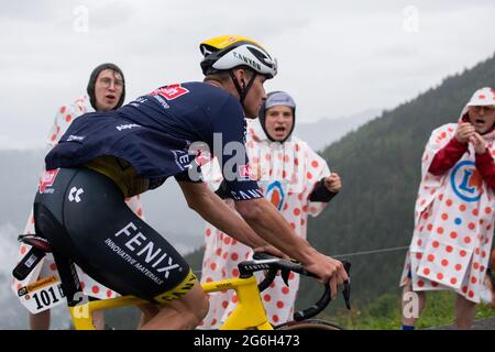 Mathieu van der Poel sale il col de Romme nella fase 8 del Tour de France Foto Stock
