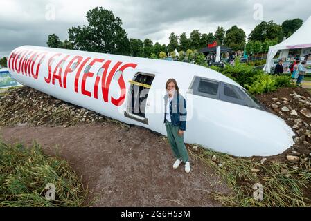 Londra, Regno Unito. 6 luglio 2021. 'Estinzione', un giardino progettato da Felicity o'Rourke (nella foto), che affronta la sesta minaccia di estinzione di massa al pianeta. Il riprogrammato RHS Hampton Court Palace Garden Festival apre al pubblico. Annullata nel 2020 a causa della pandemia del coronavirus in corso, la più grande mostra di fiori del mondo include giardini di stilisti ispiratori, colloqui di celebrità, dimostrazioni e workshop. I visitatori dello spettacolo sono tenuti ad osservare i protocolli Covid-19. Credit: Stephen Chung / Alamy Live News Foto Stock