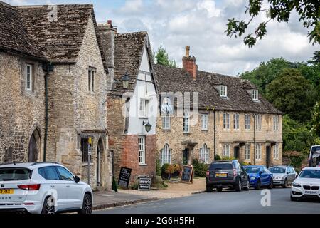 La George Inn e la firma del pub a Lacock, Wiltshire, Regno Unito il 6 luglio 2021 Foto Stock