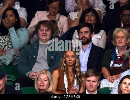 Lewis Capaldi (a sinistra) e l'orologio Jack Whitehall suonano durante la partita delle donne tra Aryna Sabalenka e Ons Jabeuron l'ottavo giorno di Wimbledon presso l'All England Lawn Tennis and Croquet Club di Wimbledon. Data immagine: Martedì 6 luglio 2021. Foto Stock