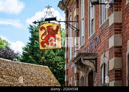 Il cartello del pub Red Lion appeso al Red Lion a Lacock, Wilthsire, Regno Unito, il 6 luglio 2021 Foto Stock