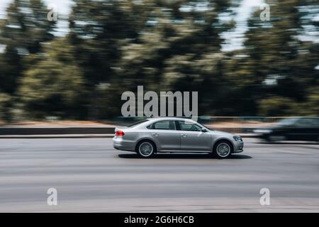 Ucraina, Kiev - 27 giugno 2021: Auto Volkswagen argento in movimento per la strada. Editoriale Foto Stock