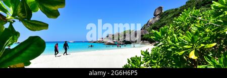 Panorama Seascape of Sky Blue Sea Rock all'isola Similan n.8, Parco Nazionale Similan, Phang Nga, Thailandia Foto Stock