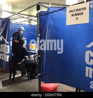 Durban, Sudafrica. 06 luglio 2021. Un uomo è vaccinato contro Covid-19 in un parcheggio ponte convertito in un centro di vaccinazione a St. Augustine's Hospital nella città portuale sudafricana di Durban. Secondo un membro del personale, circa 2,500 - 3,000 persone sono attualmente vaccinate qui al giorno. Credit: Ralf Krüger/dpa/Alamy Live News Foto Stock